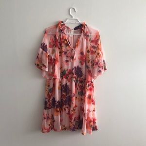This one is a brand new hm floral dress in size small ,perfect for summer days!
